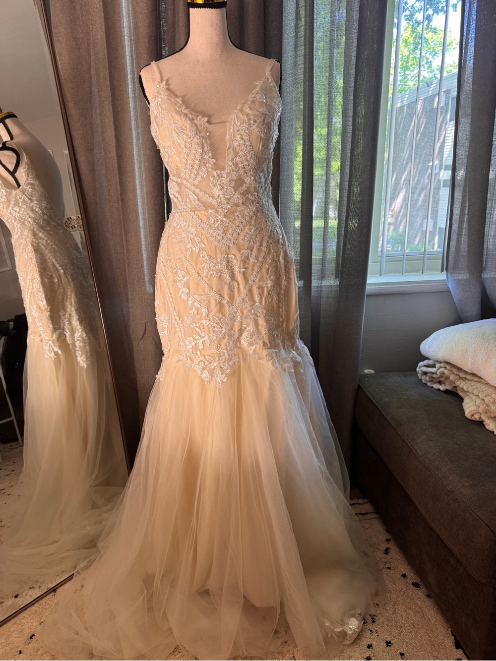 Elegant Lace Appliqué Tulle Wedding Dress in Ivory